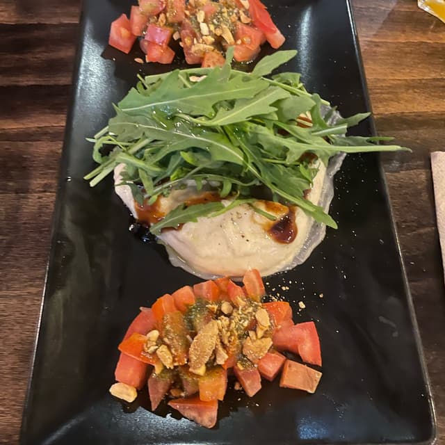 Foto do prato “Burrata sobre base de ajo negro”