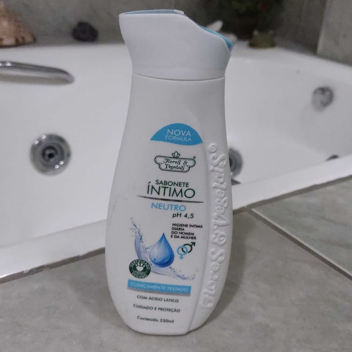 review photo of Flores & Vegetais Sabonete Íntimo shared by @lucianaroccomil on 12 Aug 2022 - review