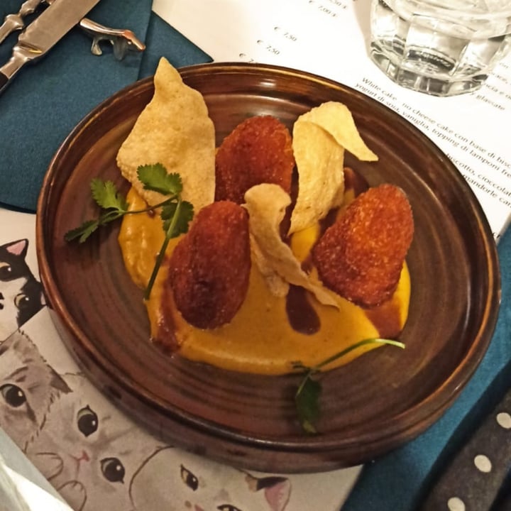 photo of Romeow Cat Bistrot Crocchette di mandorle e patate shared by @giuliacheru on  20 Mar 2022 - review