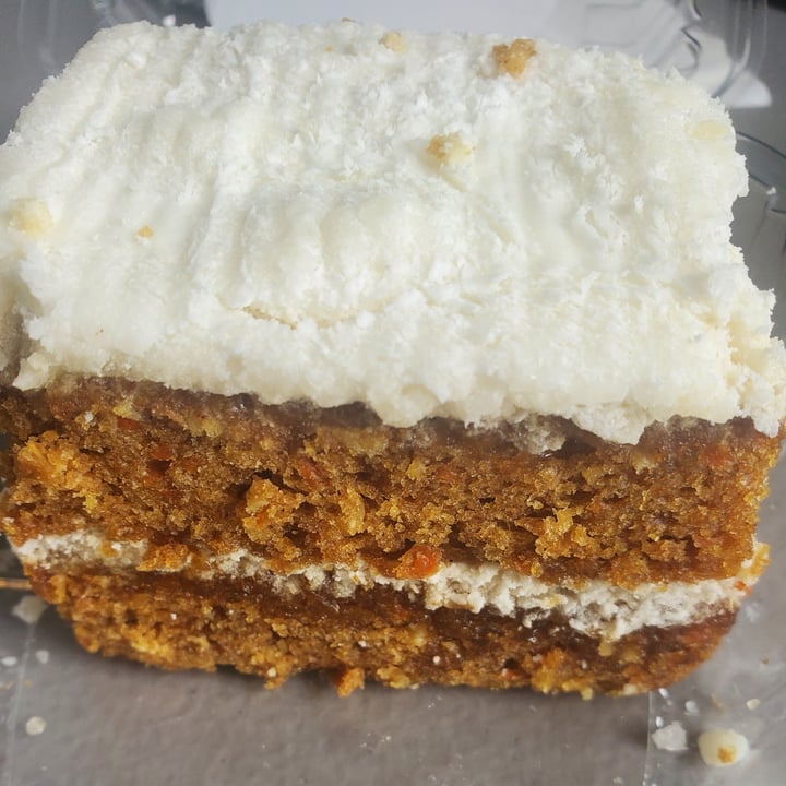 photo of Burger UrWay la bella pizzeria Vegan Carrot Cake shared by @klarina on  24 May 2022 - review