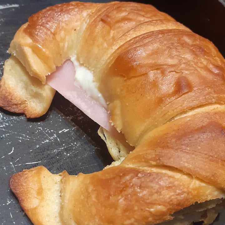 review photo of Futuro Veggie - Coffee & Deli Medialuna con Jamón y Queso shared by @malenaezcurra on 21 May 2020 - review