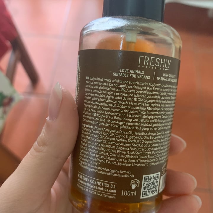 photo of Freshly Cosmetics Golden Radiance Body Oil shared by @carla99 on  05 May 2022 - review
