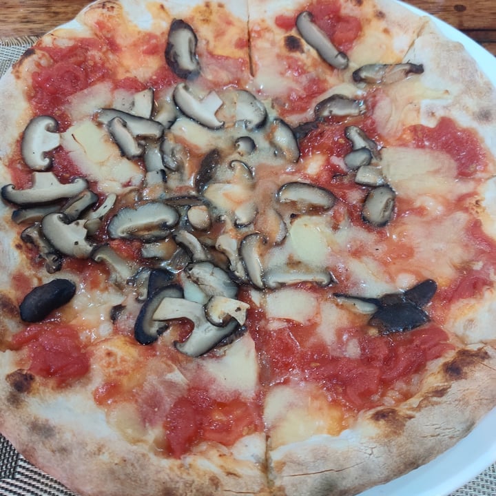 review photo of La Pizzeria - Italian Kitchen Mushroom Pizza shared by @sabineb on 24 Apr 2022 - review