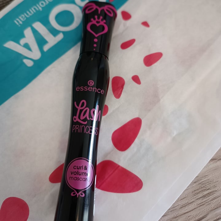 photo of Essence  I Love Extreme Volume Mascara shared by @saraesse on  02 Oct 2022 - review
