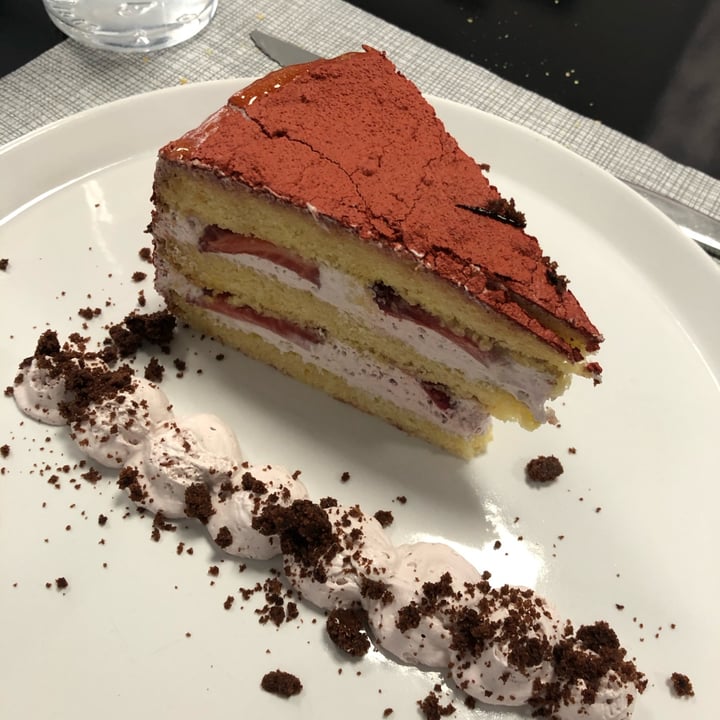 photo of Alice e Viola - Cucina vegetale Torta fragole e panna shared by @lellino on  05 May 2022 - review