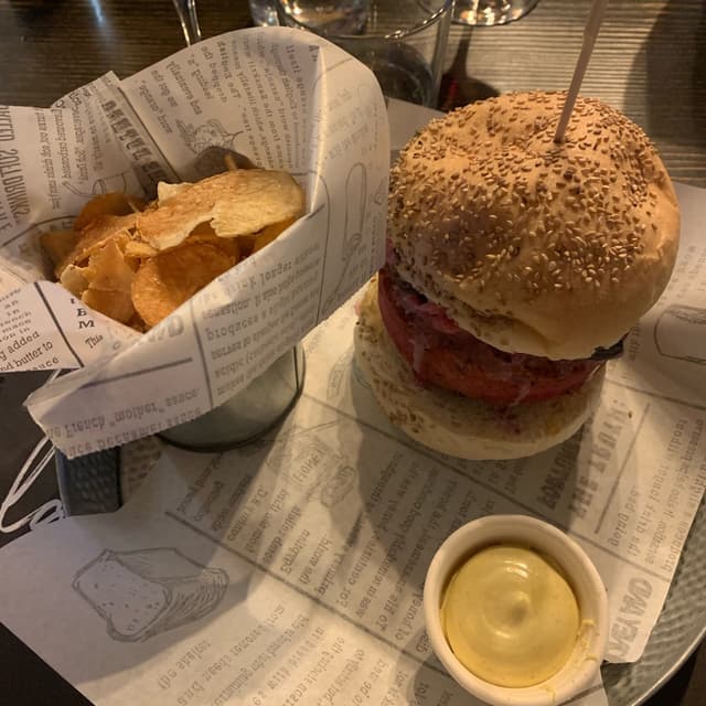 菜肴“Burger vegan con coleslaw vegan, pomodorini, patatine fritte e mayo vegan al curry”的照片