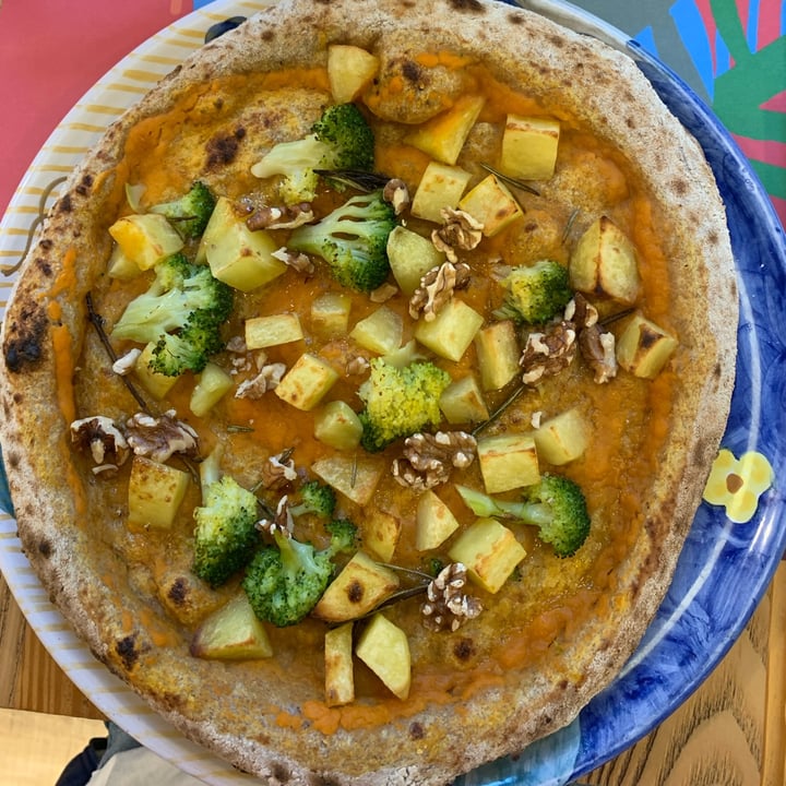 review photo of Capperi che Pizza Crema Di Zucca, Patate, Broccoli E Noci shared by @arabetta on 10 May 2022 - review