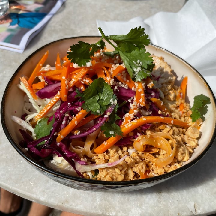review photo of Café Mirell Vietnames Nuddle Salad shared by @federicapi on 16 Aug 2022 - review