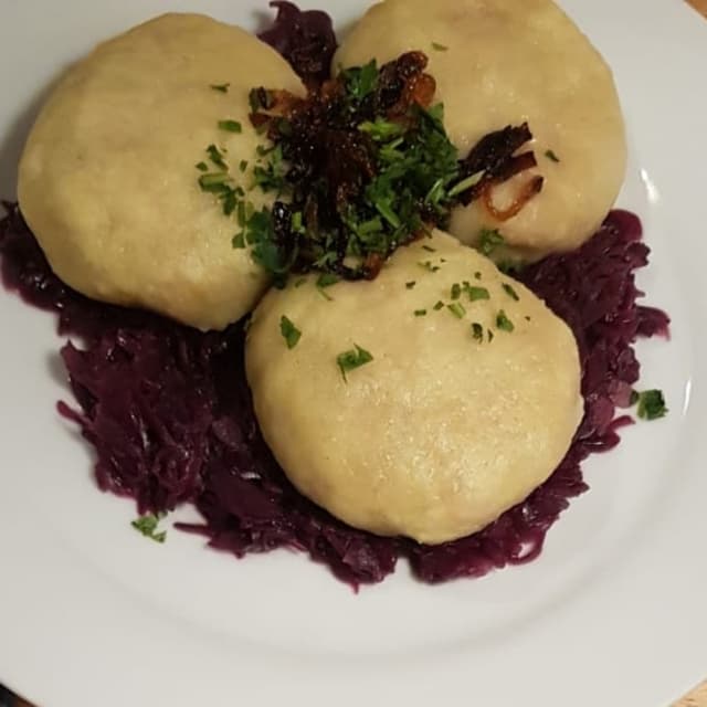 菜肴“Canederli Con Un Ripieno Di Soia Affumicata Con Cavolo Rosso E Cipolla Caramellata”的照片
