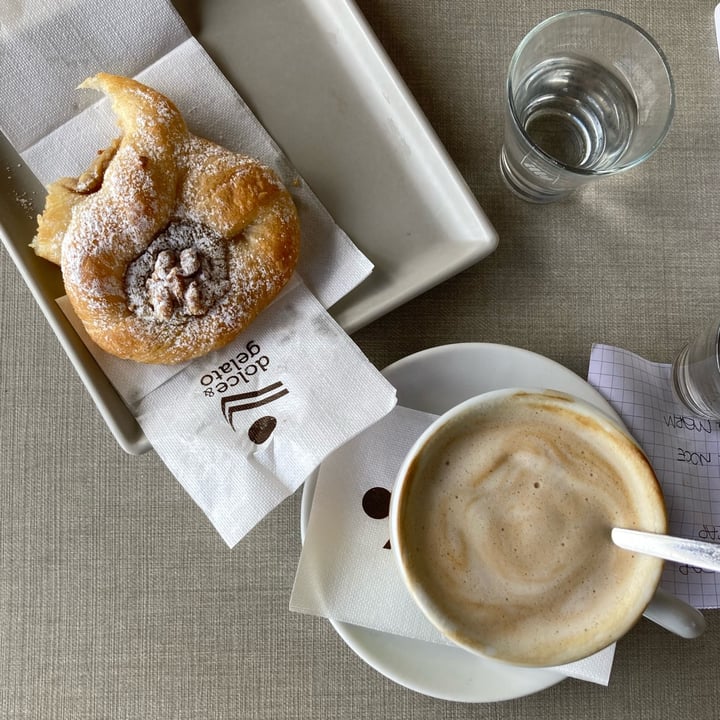 photo of Pasticceria Dolce & Gelato Cappuccino Di Soia E Brioches Vegan shared by @m0nica on  09 Jul 2022 - review