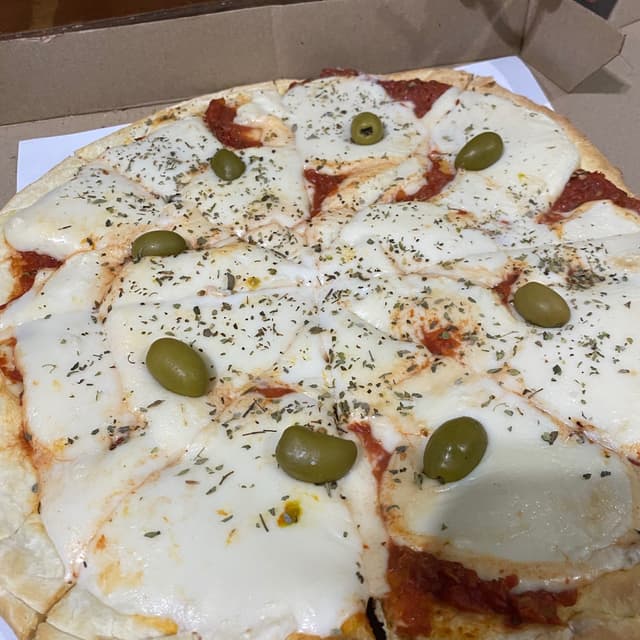 菜肴“Pizza de Muzzarella a la piedra”的照片