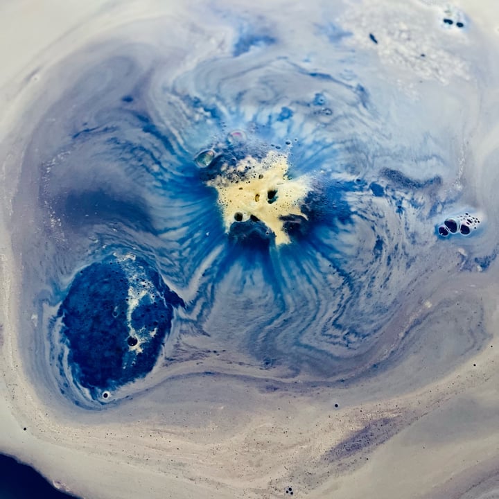 review photo of LUSH Fresh Handmade Cosmetics Screamo Bath Bomb shared by @alexanicole on 01 Nov 2022 - review