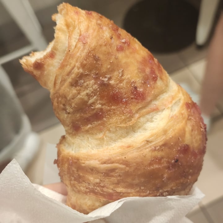 photo of Autogrill croissant vegano ai frutti di bosco shared by @chiarapepsii on  05 Aug 2022 - review