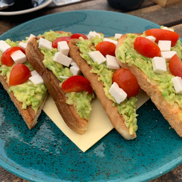 photo of Cafinho Piran Avocado Toast shared by @slovenianveganfinds on  19 Jun 2021 - review