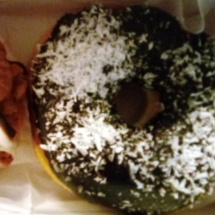 photo of Dunkin' Donuts Coconut Donut shared by @lillybootz on  06 Oct 2022 - review