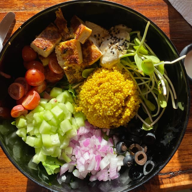 Foto del piatto “Quinoa and Tofu Bowl”