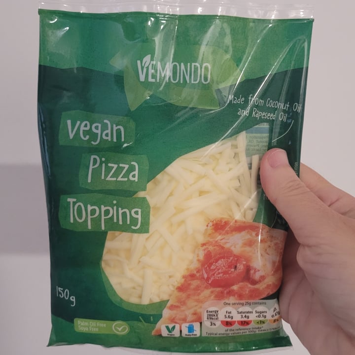 photo of Vemondo Vegan Pizza topping shared by @dricamoniz on  28 Jun 2022 - review