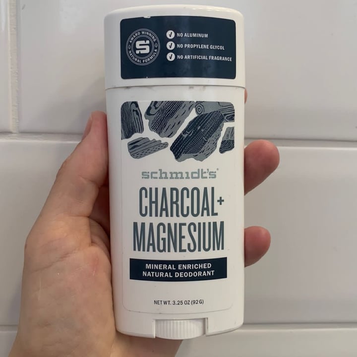 photo of Schmidt's charcoal & magnezium natural deodorant shared by @paulaneder on  31 Jul 2022 - review