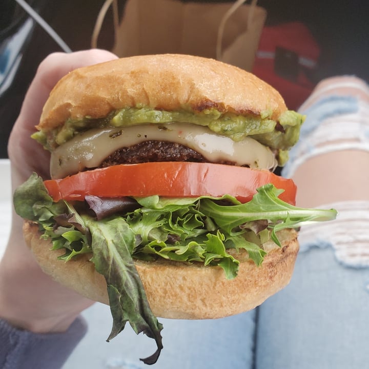 photo of E Burger California Burger shared by @snk1219 on  20 Jan 2021 - review