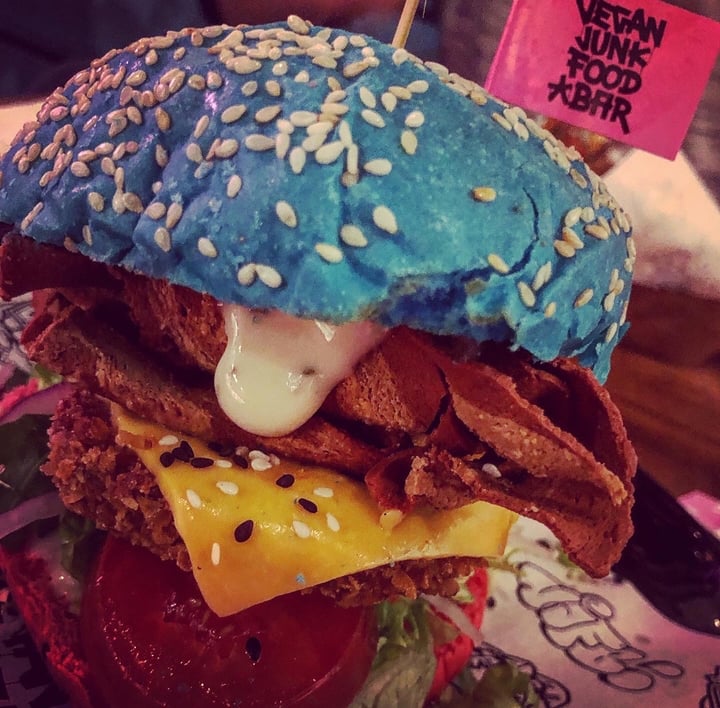 photo of Vegan Junk Food Bar Daddy Mc Chik’N burger shared by @sunnycaribbeanvegan on  26 Dec 2019 - review