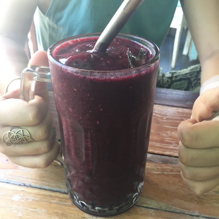 review photo of Land's End Cafe Berry Boost Smoothie shared by @wearewildfeet on 16 Oct 2020 - review