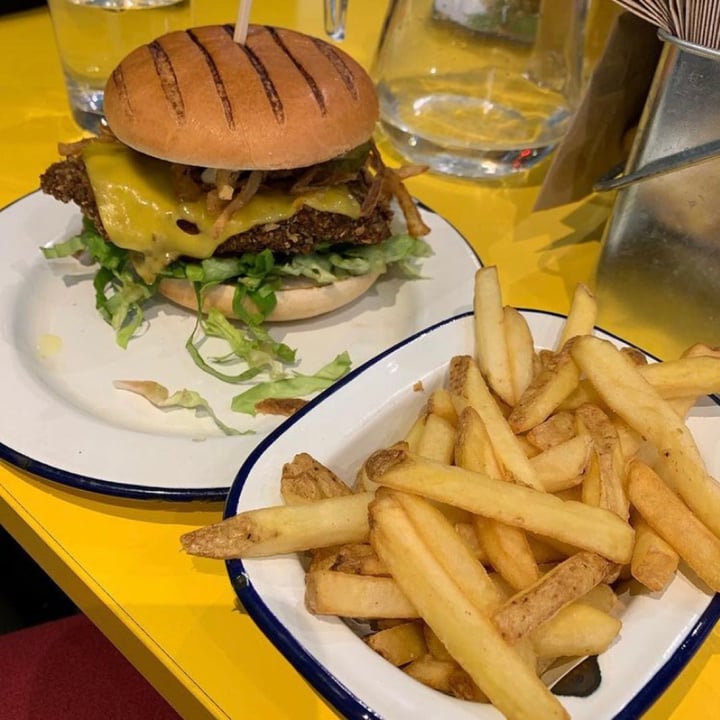 photo of V Rev Vegan Diner ‘Chicken’ Burger shared by @veganosa on  26 Feb 2021 - review