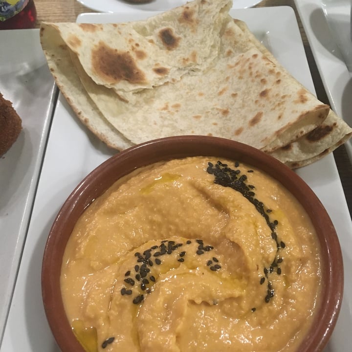review photo of El Perro Gamberro hummus con pan de pita shared by @lauramartin on 01 Oct 2022 - review