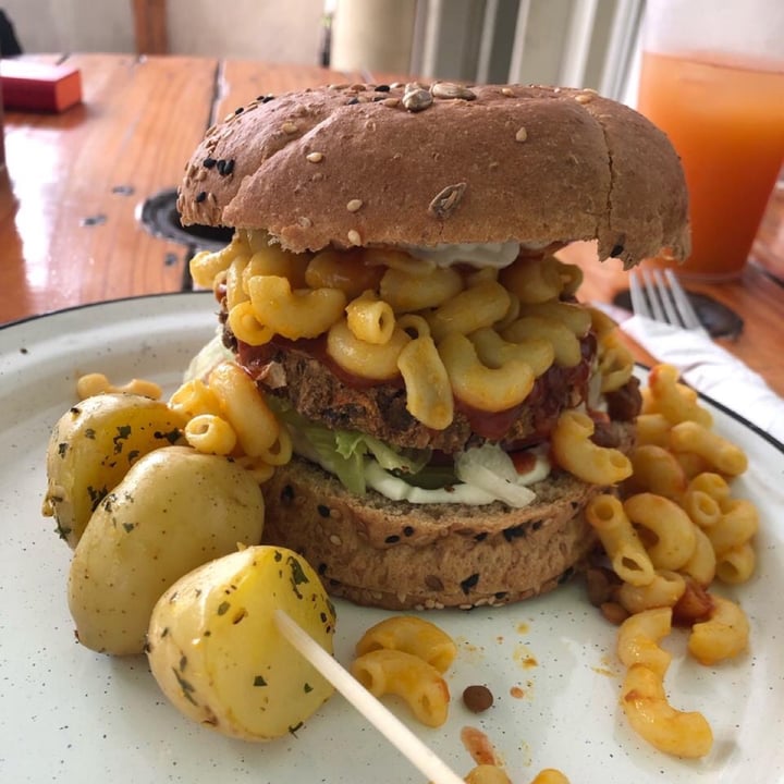 photo of VeganMunch Mac N Cheese Burger shared by @onearthling on  19 Jul 2020 - review
