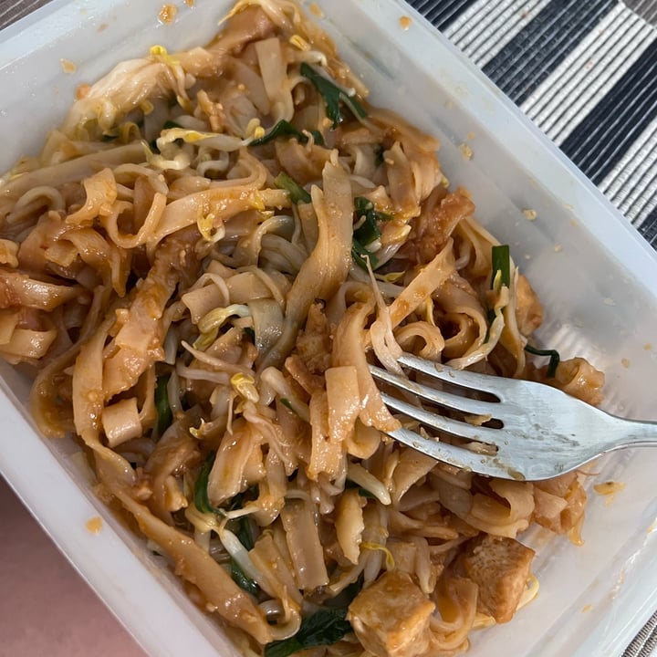 photo of Trader Joe's True Thai Vegetable pad thai shared by @helenafox333 on  25 Aug 2022 - review