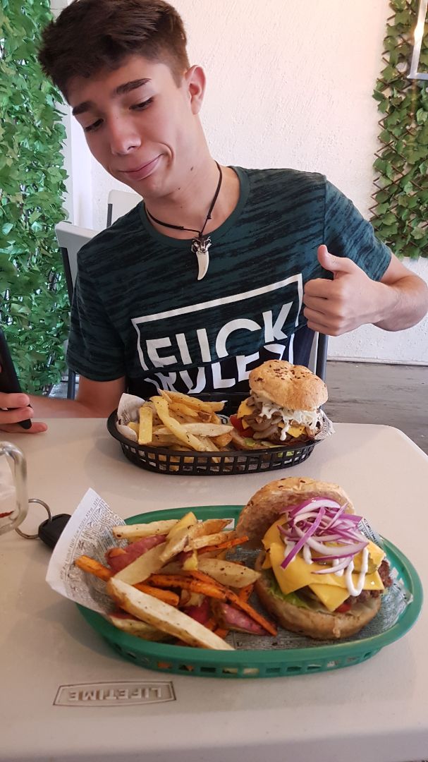 photo of Distrito Vegano Hamburguesa shared by @paodm on  31 May 2019 - review