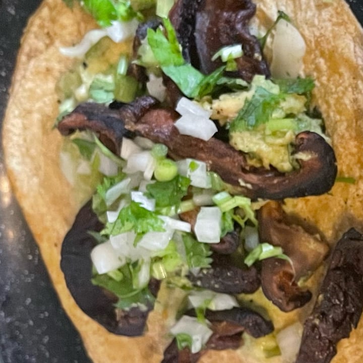 photo of Taller Vegánico Taco de Shitake shared by @elenix on  07 May 2022 - review