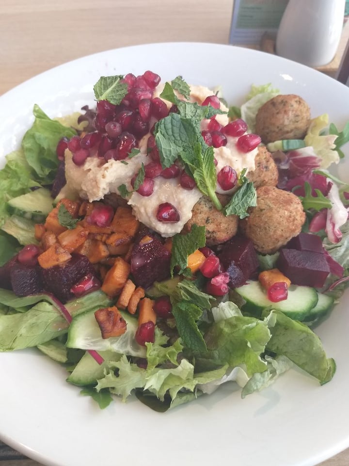 photo of dean&david HB Pieperstraße GmbH Falafel Tahini Salad shared by @veganismisthekey on  09 Jun 2019 - review