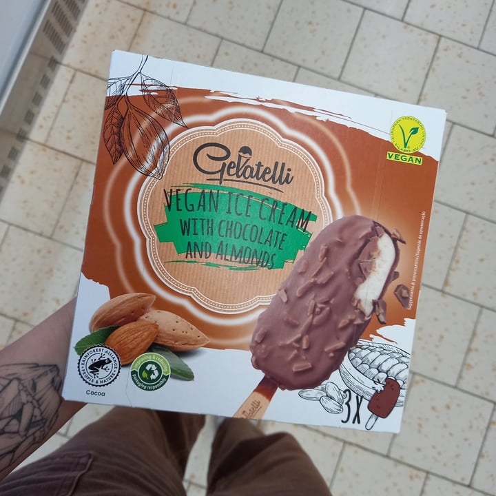 photo of Gelatelli Vegan Ice Cream with Chocolate and Almonds shared by @janineoliveira99 on  07 Oct 2021 - review