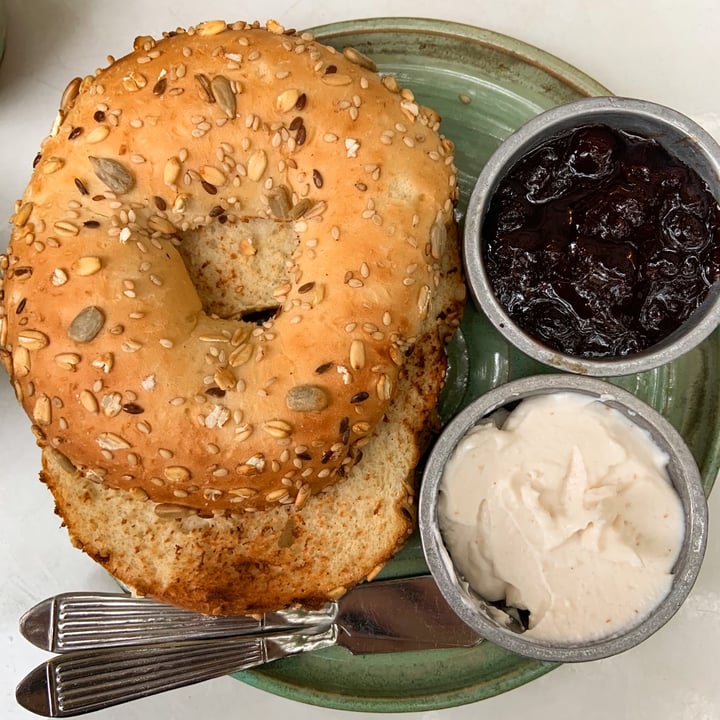 review photo of Bioma plant based café Bagel con queso y mermelada shared by @restovegan on 11 Apr 2021 - review