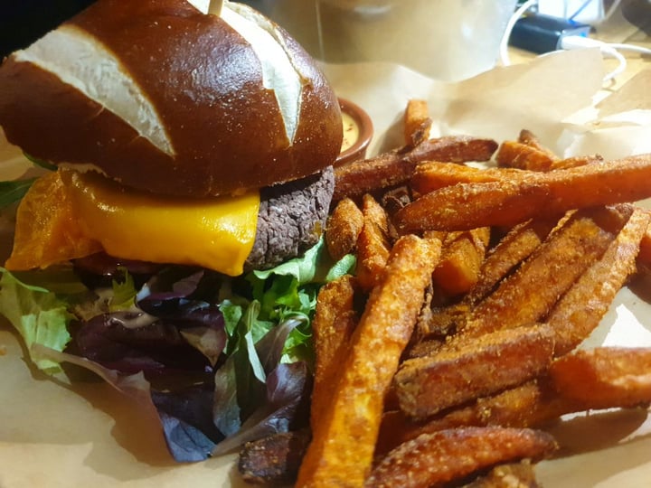 review photo of BACKYARD Cheese Burger With Sweet Potato shared by @robis on 06 Feb 2020 - review