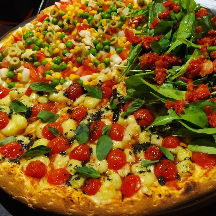 photo of Vivenda das Pizzas Pizza de Marguerita, Tomate Seco Com Rúcula E Vegetariana shared by @vetbrunarossato on  09 Oct 2022 - review