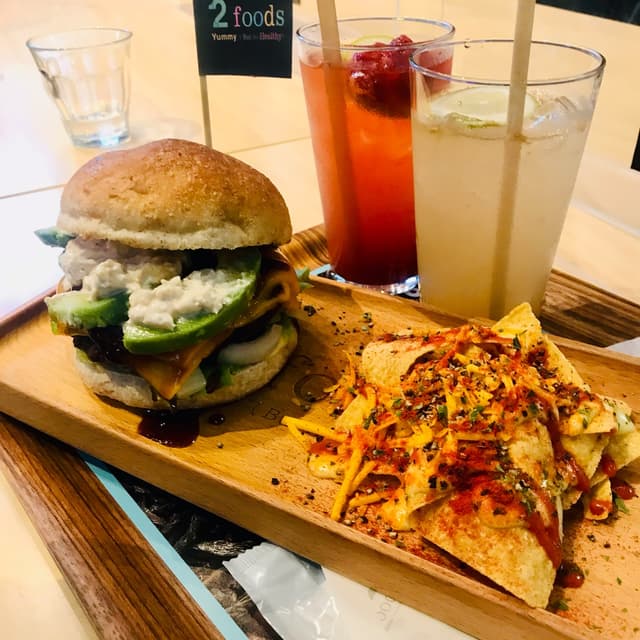 「濃厚てりやきアボカドバーガー」の料理の写真