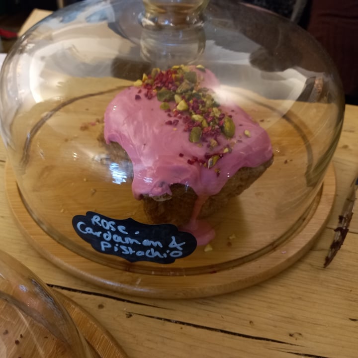 photo of Roots Lounge Bude Rose, Cardamom & Pistachio Cake shared by @trailrunningman on  17 Mar 2022 - review