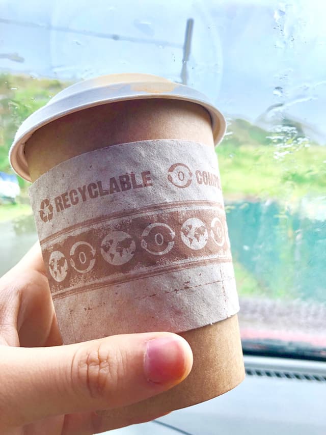 「Flat white with almond milk」の料理の写真
