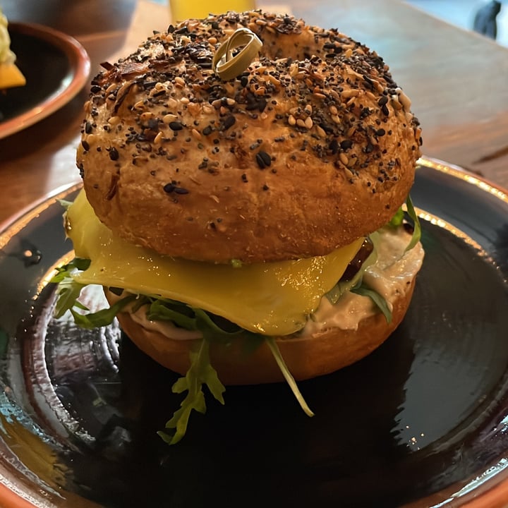 photo of Bite Me Café Bagel Con Tofu, Fake-bacon, Fake-cheese, Aguacate shared by @razzor on  16 Dec 2021 - review