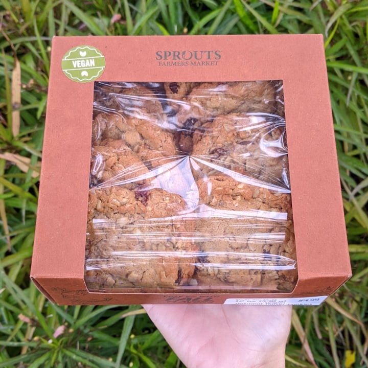 photo of Sprouts Farmers Market Oatmeal raisin cookies shared by @veggieassassin on  16 Dec 2022 - review
