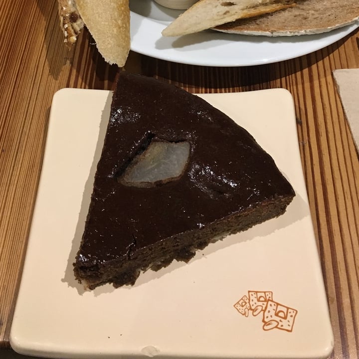 photo of Le Pain Quotidien Torta de cacao, banana y pera shared by @victoriagimenezzz on  03 Aug 2022 - review