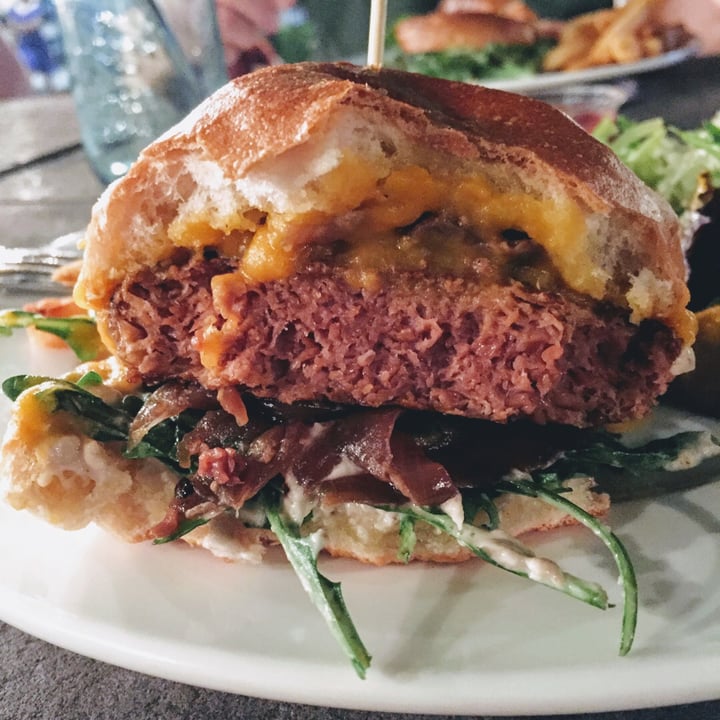 review photo of Privé CHIJMES Plant-Based Truffled Mushroom Swiss Burger shared by @waisum on 04 Feb 2020 - review