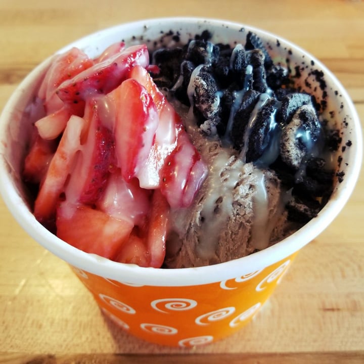 review photo of SNOWLAB Vegan Oreo ice cream with toppings shared by @4evervegan on 01 Sep 2019 - review