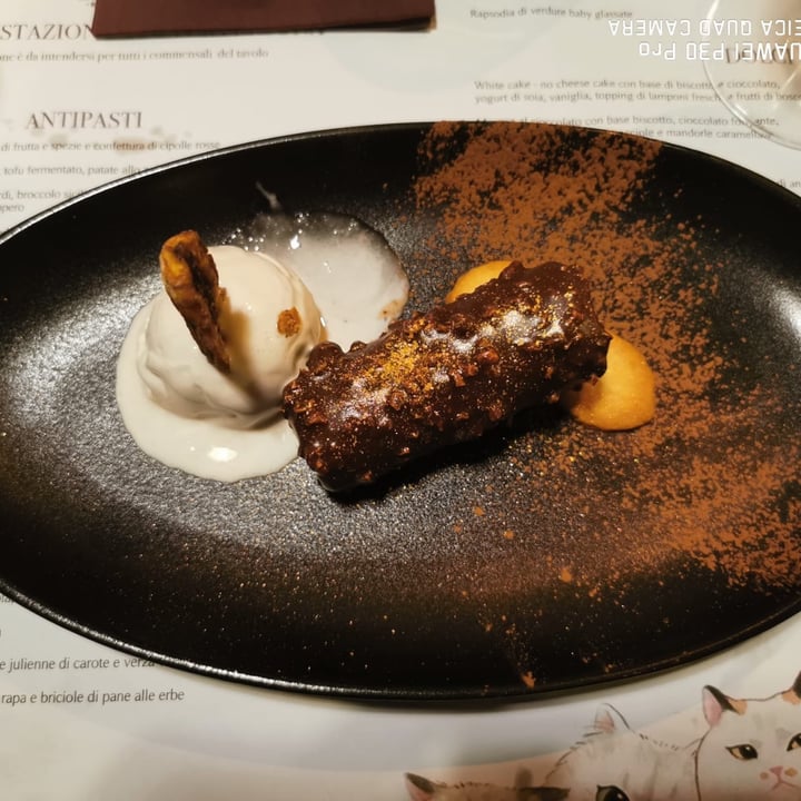 photo of Romeow Cat Bistrot Dessert Alle Arachidi Con Cuore Di Caramello Salato, Copertura Di Cioccolato Fondente, Crunchy Di Arachidi Salate E Gelato Alla Banana shared by @niclaps on  01 Nov 2022 - review