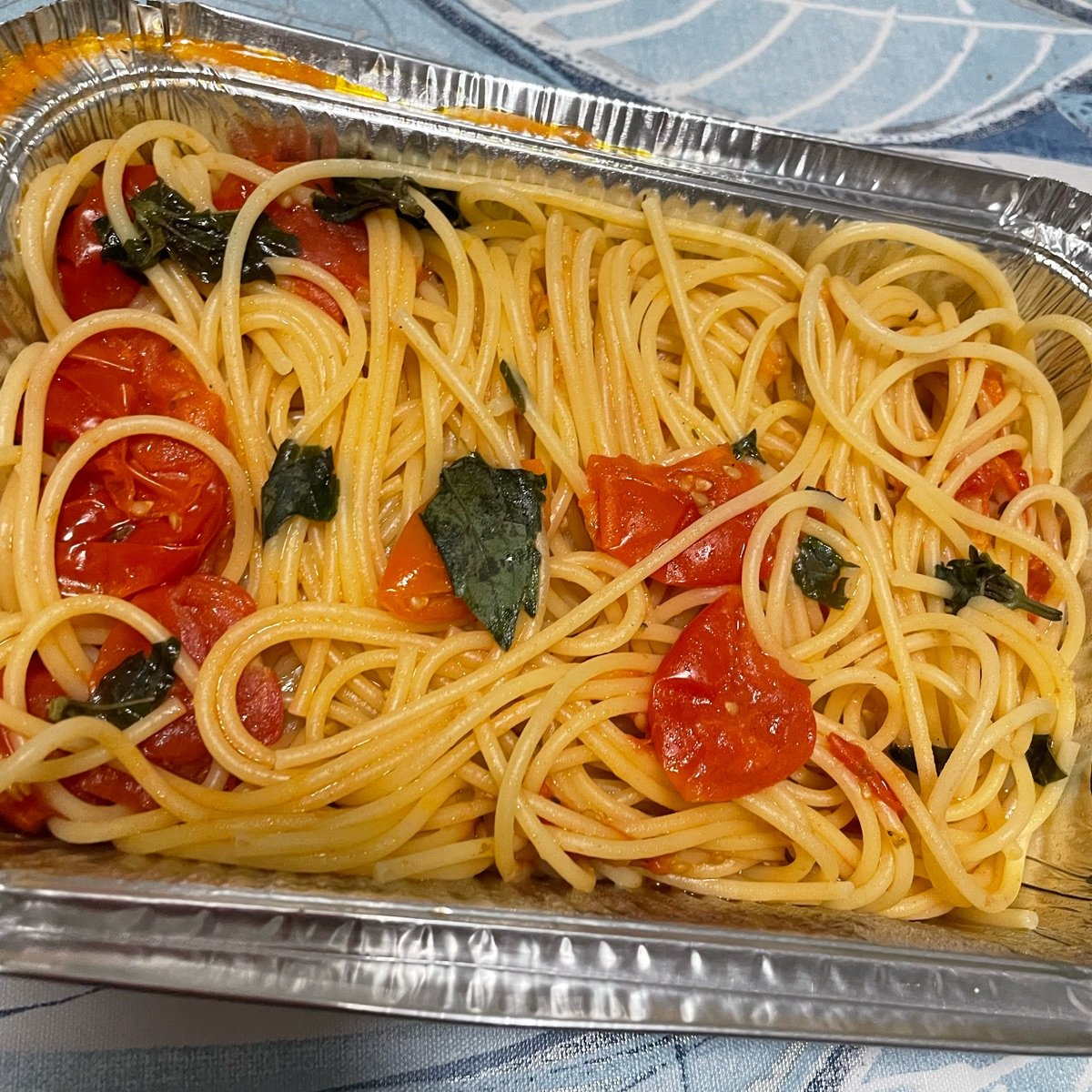 spaghetti con pomodorini freschi e basilico