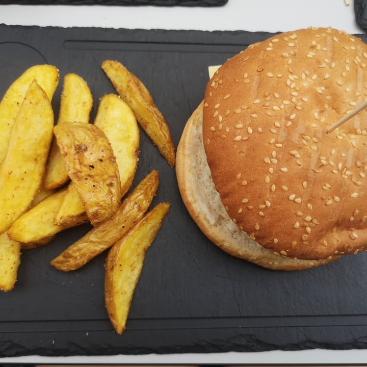 review photo of Cerveceria La Raposa Hamburguesa Asturies shared by @pawwgreen on 12 Aug 2021 - review