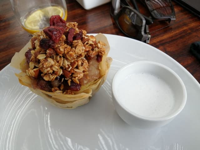 菜肴“Apple, cranberry & walnut crumble in cinnamon phyllo pastry (vegan option available)”的照片