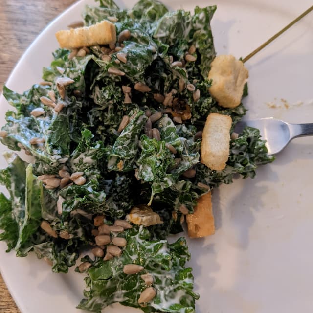 「Kale Caesar Salad」の料理の写真