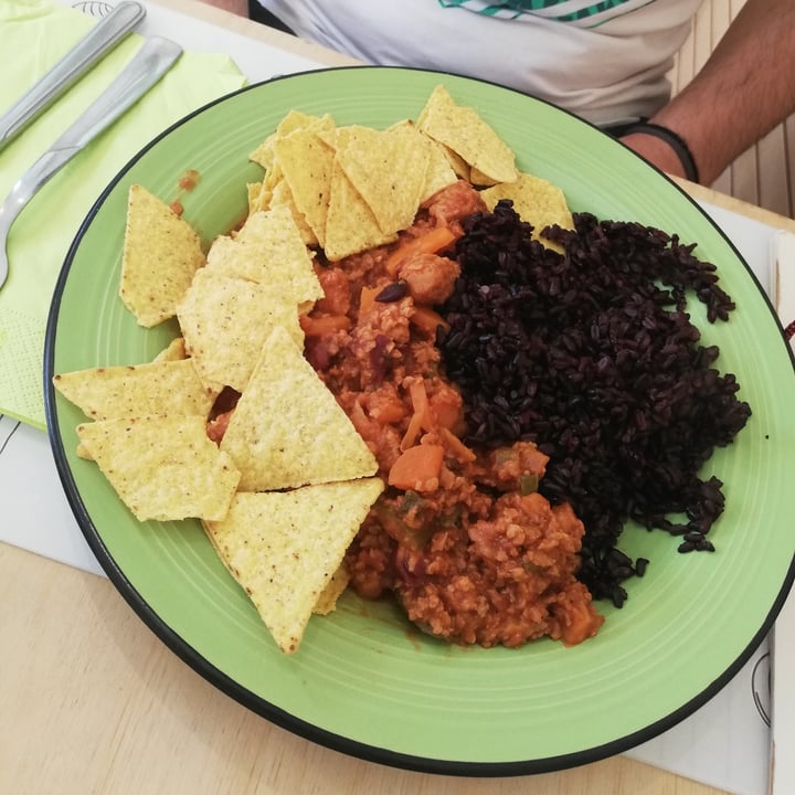 photo of Universo Vegano Riso Bianco Con Straccetti Di Soia Al Curry E Verdure  E  Riso Venere Con Chili Vegano, Fagioli Rossi E Tortillas shared by @bumblebeee on  04 Dec 2021 - review